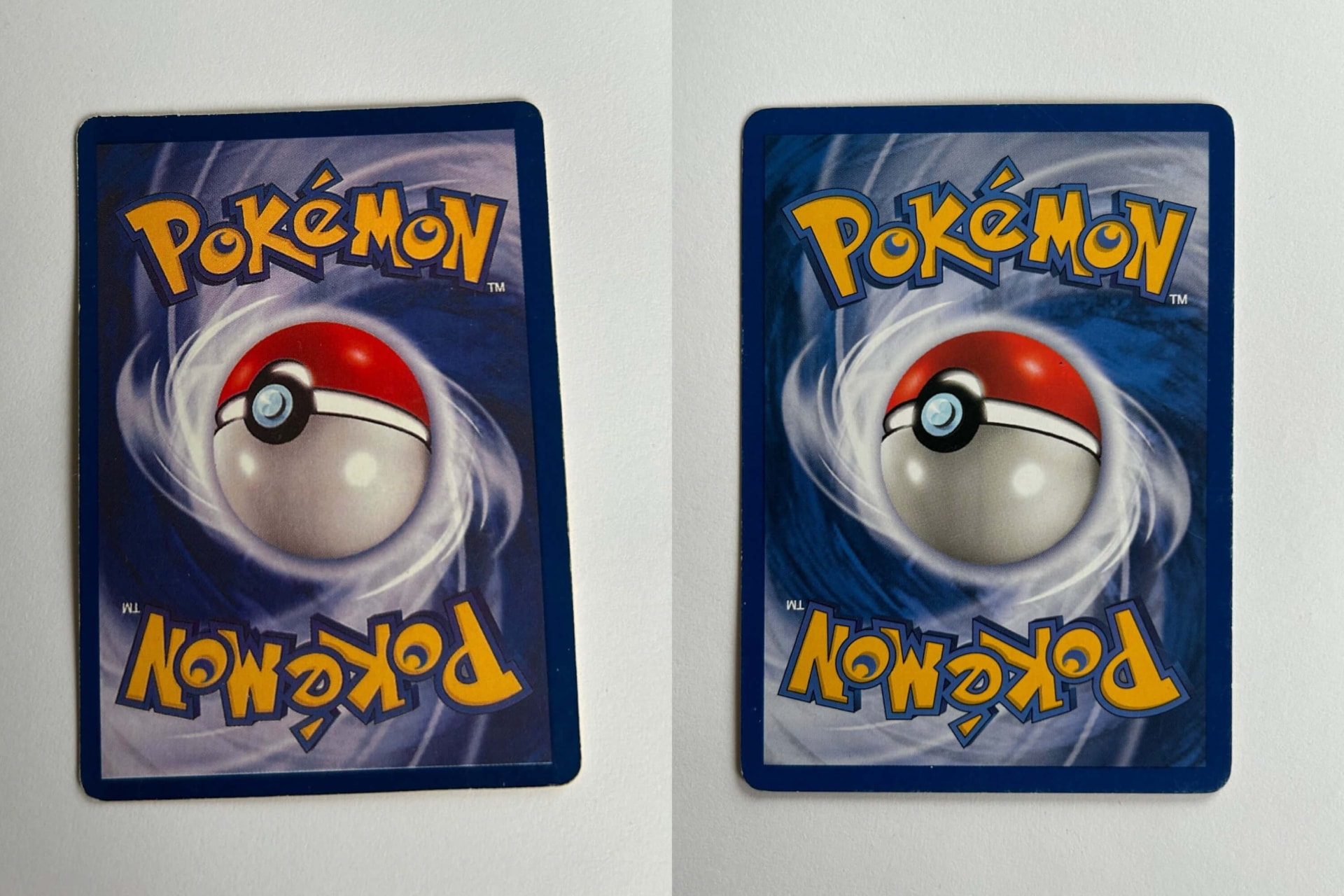 Två Pokémonkortsbaksidor sida vid sida, den vänstra blekare och den högra med djupare blå färg
