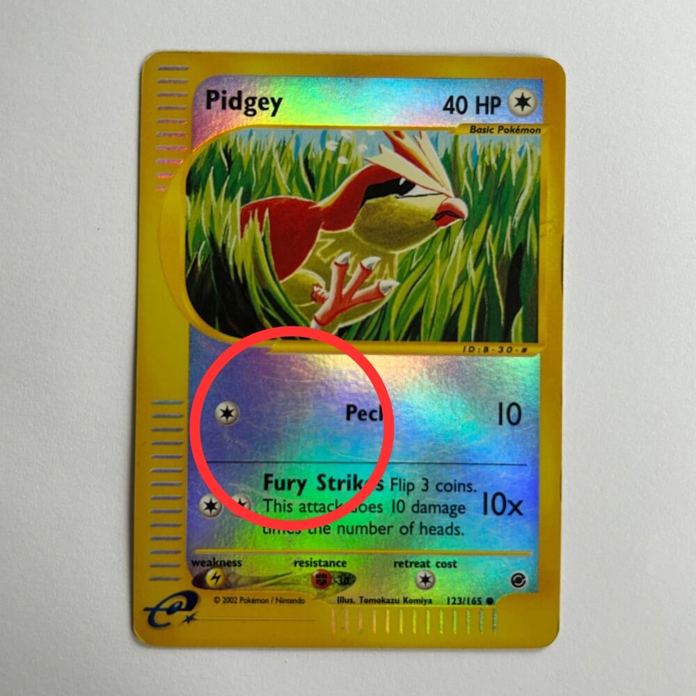 Holografiskt Pidgey-kort där repor i den glänsande ytan är inringade i rött