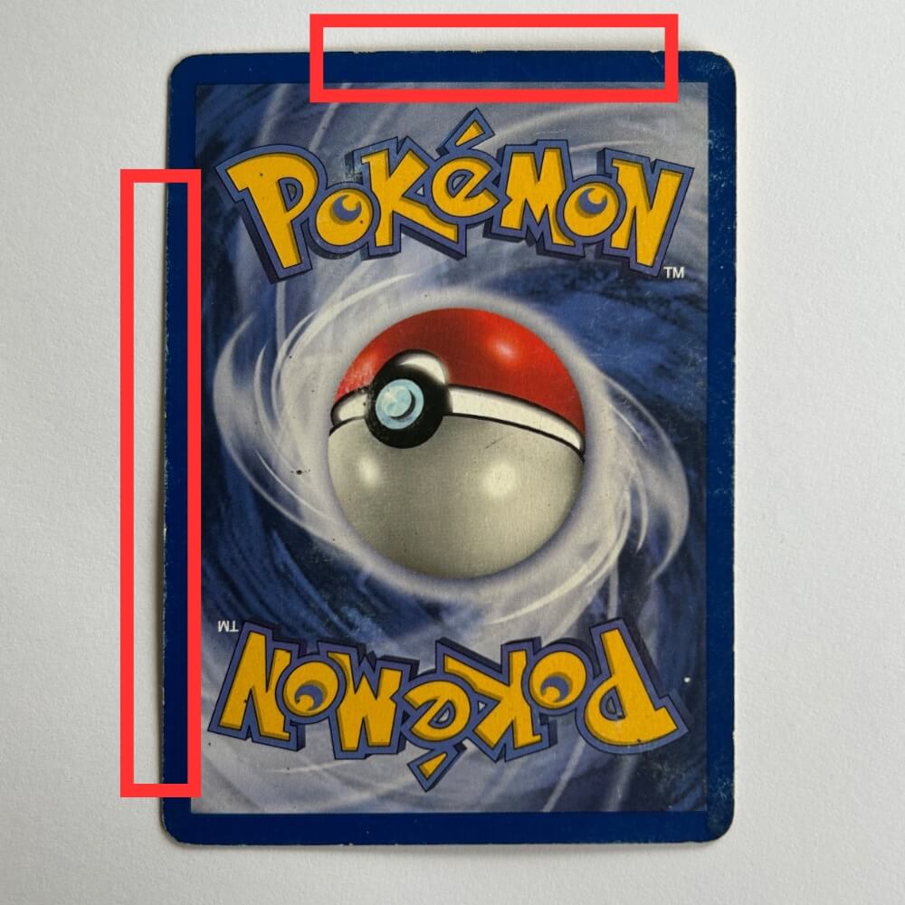 Baksidan av ett Pokémonkort med topp- och sidokant inramade i rött